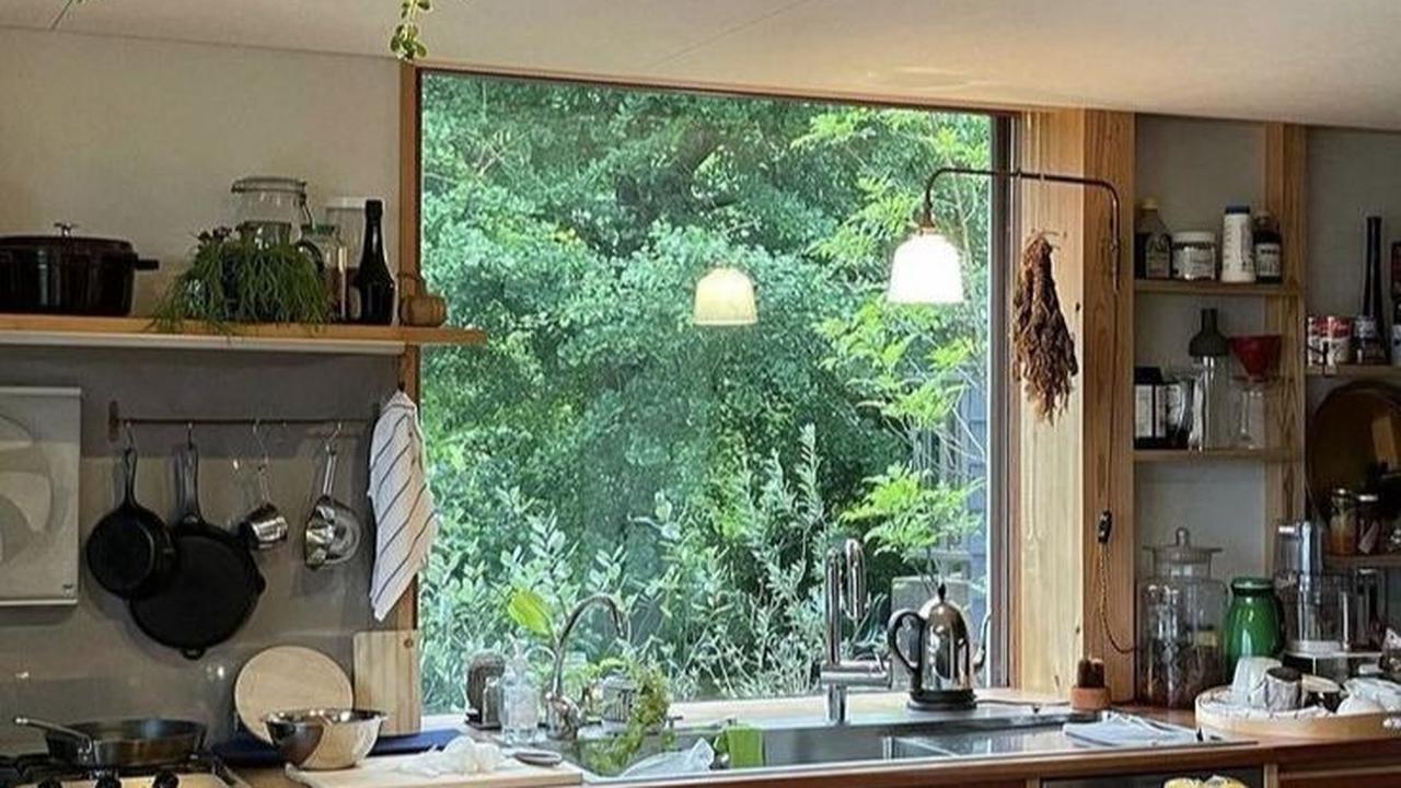 Desain Dapur Minimalis Sederhana di Desa dengan Meja Kitchen Island