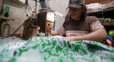 Pelaku UMKM binaan Dinas Koperasi, menyelesaikan produksi seragam sekolah di kawasan PIK Pulogadung, Jakarta, Jumat (3/7/2026). Permintaan seragam meningkat hingga kapasitas produksi mencapai 1.000 potong untuk berbagai pesanan. (Kapanlagi.com/Budy Santoso)