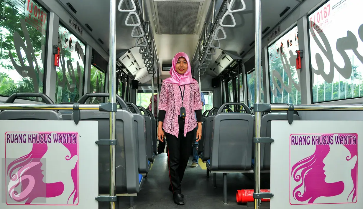 Bus Transjakarta khusus perempuan ini, sama seperti bus gandeng TransJakarta lainnya yang berkapasitas 38 kursi tempat duduk dan 80 penumpang berdiri, Jakarta, Kamis (21/4/2016). (Liputan6.com/Yoppy Renato)