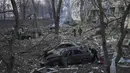 <p>Pekerja darurat Ukraina bekerja di rumah sakit bersalin yang rusak akibat serangan udara di Mariupol, Ukraina (9/2/2022). Serangan Rusia telah merusak parah sebuah rumah sakit bersalin di kota pelabuhan Mariupol yang terkepung, kata pejabat Ukraina. (AP Photo/Evgeniy Maloletka)</p>
