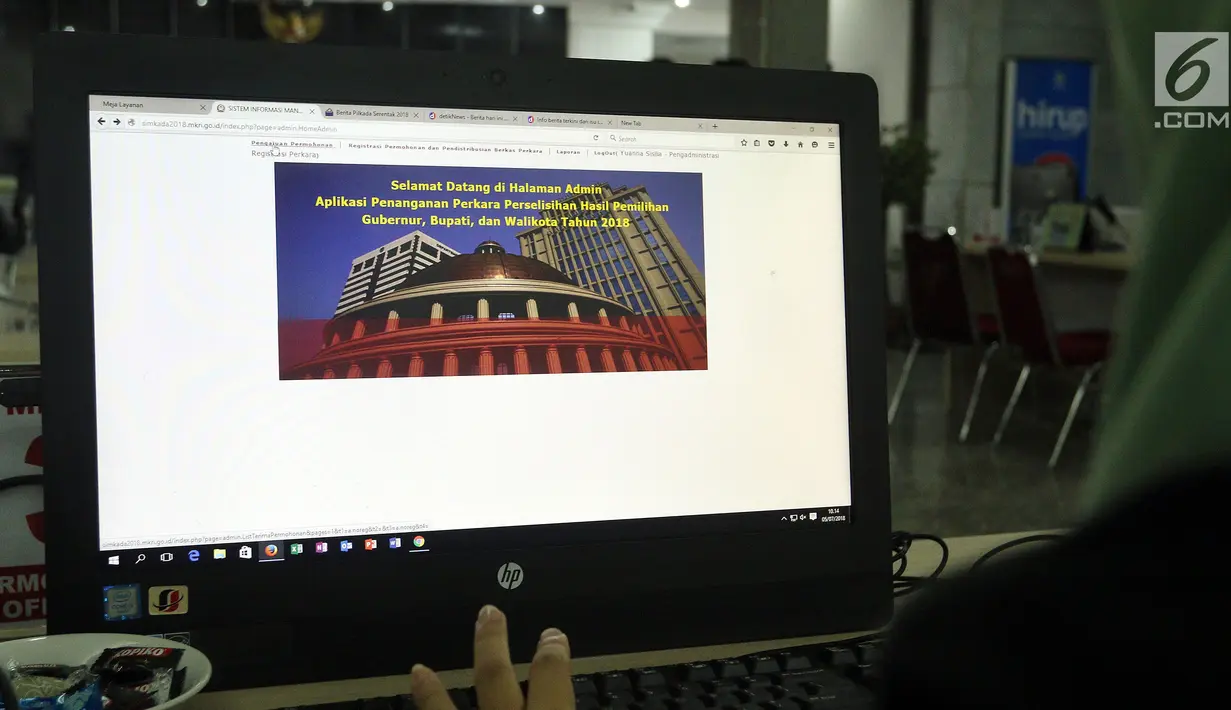 Seorang petugas berjaga di tempat sarana prasarana dukungan penanganan perkara perselisihan hasil Pilgub Serentak 2018 di Gedung Mahkamah Konstitusi, Jakarta, Kamis (5/7). (Liputan6.com/Johan Tallo)