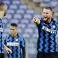 Bek Inter Milan, Milan Skriniar, melakukan selebrasi usai mencetak gol ke gawang AS Roma pada laga Liga Italia di Stadion Olimpico, Roma, Minggu (10/1/2021). Kedua tim bermain imbang 2-2. (AP Photo/Gregorio Borgia)