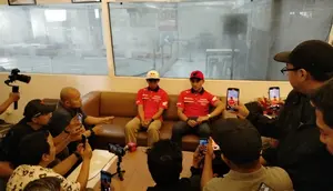 Veda Ega Pratama dan Mario Suryo Aji saat berbincang dengan media di Jakarta hari Selasa (09/06/2026). (Muhammad Iqbal Ichsan/Bola.com)