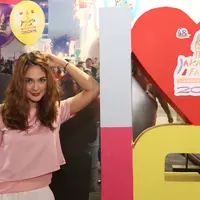 Keberadaan Luna Maya benar-benar menarik perhatian para pengunjung Jakarta Fair Kemayoran. (Fathan Rangkuti/Bintang.com)