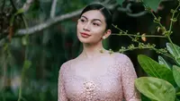 Pesona Ariel Tatum Hadiri Royal Wedding Mangkunegaran, Berbalut Kebaya Rangkai Mawar