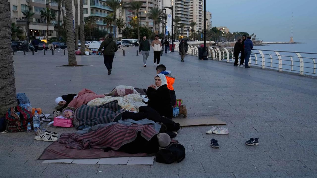 FOTO: Miris! Pengungsi Beirut Bertahan di Tepi Pantai Setelah Serangan Israel