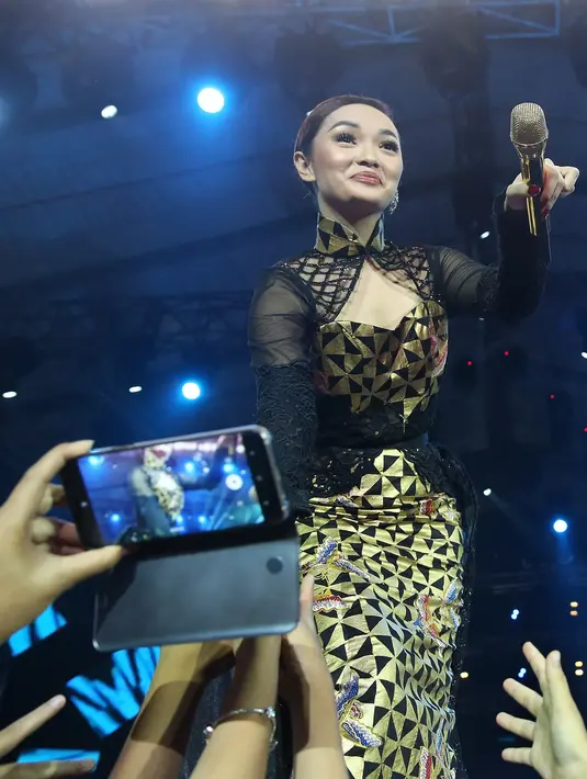 Zaskia Gotik saat tampil dalam konser Kilau Raya MNCTV  di Munjul, Jakarta Timur, Jumat (20/10/2017) malam. (Bambang E. Ros/Bintang.com)