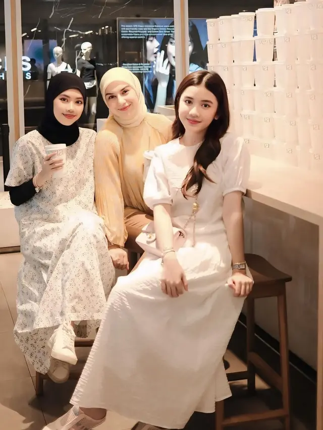 Gaya Pemotretan Irish Bella dengan Dua Anak Sambung (Foto: Instagram @_irishbella_)