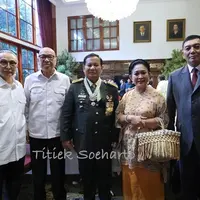 Titiek Soeharto turut serta meramaikan acara syukuran atas penerimaan kenaikan pangkat Prabowo Subianto. Intip penampilan Titiek berikut ini. [Foto: IG/@titieksoeharto]