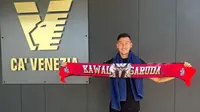 Jay Idzes memamerkan syal Kawal Garuda milik La Grande Indonesia. (Dok. La Grande Indonesia)