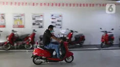 Teknisi mencoba kendaraan listrik di Jakarta, Rabu (24/11/2021). Pemerintah terus menggencarkan penggunaan kendaraan listrik untuk menekan emisi karbon di Indonesia. (Liputan6.com/Herman Zakharia)