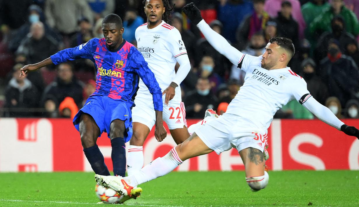 Benfica sendiri cukup merepotkan Barcelona. Tim tamu beberapa kali mendapatkan peluang emas saat waktu sudah memasuki menit ke-35. Nicolas Otamendi (kanan) sebenarnya sempat membobol gawang Ter Stegen, namun dianulir lantaran sepak pojok sudah lebih dahulu keluar lapangan. (AFP/Lluis Gene)