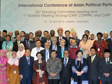 Wapres Jusuf Kalla (tengah) bersama peserta ICAPP foto bersama di acara Konferensi Internasional Partai Politik se-Asia atau International Conference of Asian Political Parties (ICAPP) 2016 di Jakarta, Jumat (22/4). (Liputan6.com/Johan Tallo)