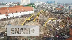 Pemerintah Provinsi DKI Jakarta mengerahkan sepuluh alat berat untuk menggusur kampung nelayan di Penjaringan Jakarta Utara