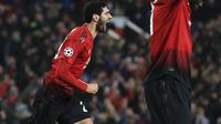 Gelandang Manchester United (MU) Marouane Fellaini merayakan golnya ke gawang Young Boys pada matchday kelima Grup H Liga Champions di Old Trafford, Rabu (28/11/2018) dini hari WIB. (AP Photo/Jon Super)