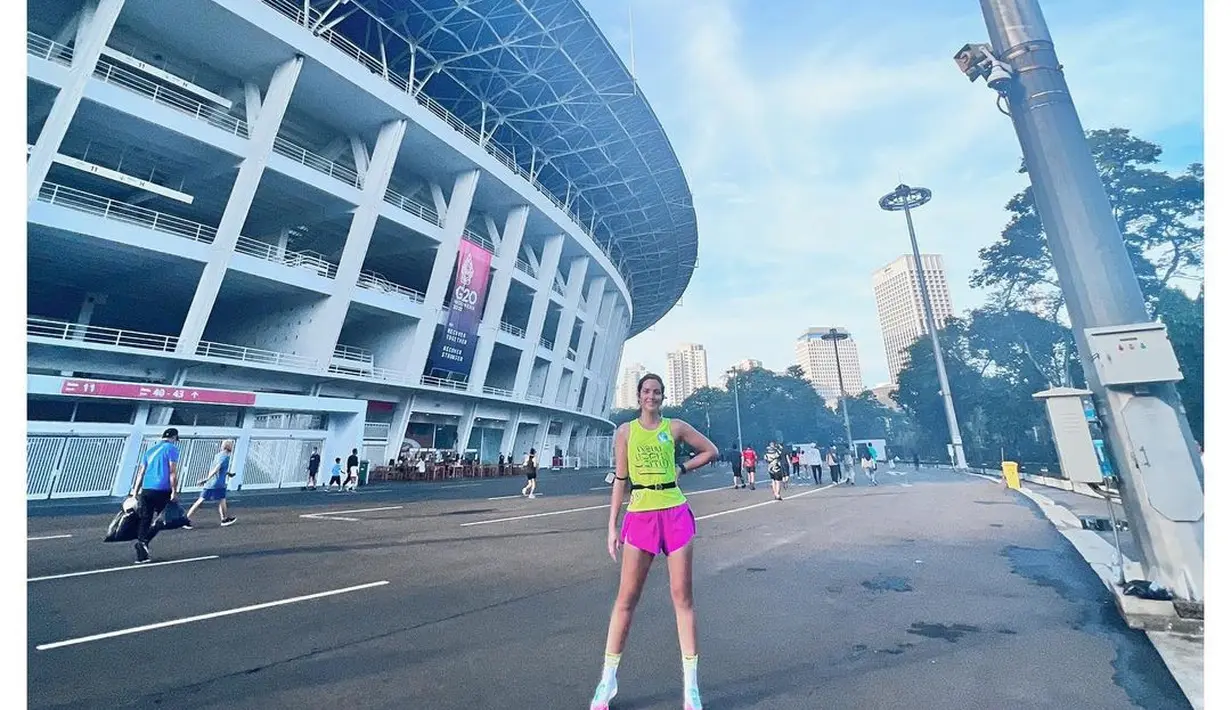 Seperti kala olahraga lari ini, ia tampil bergaya ala cewek kue memadukan tank top hijau neon dan celana pendek fuschia. (Instagram/ramadhaniabakrie).