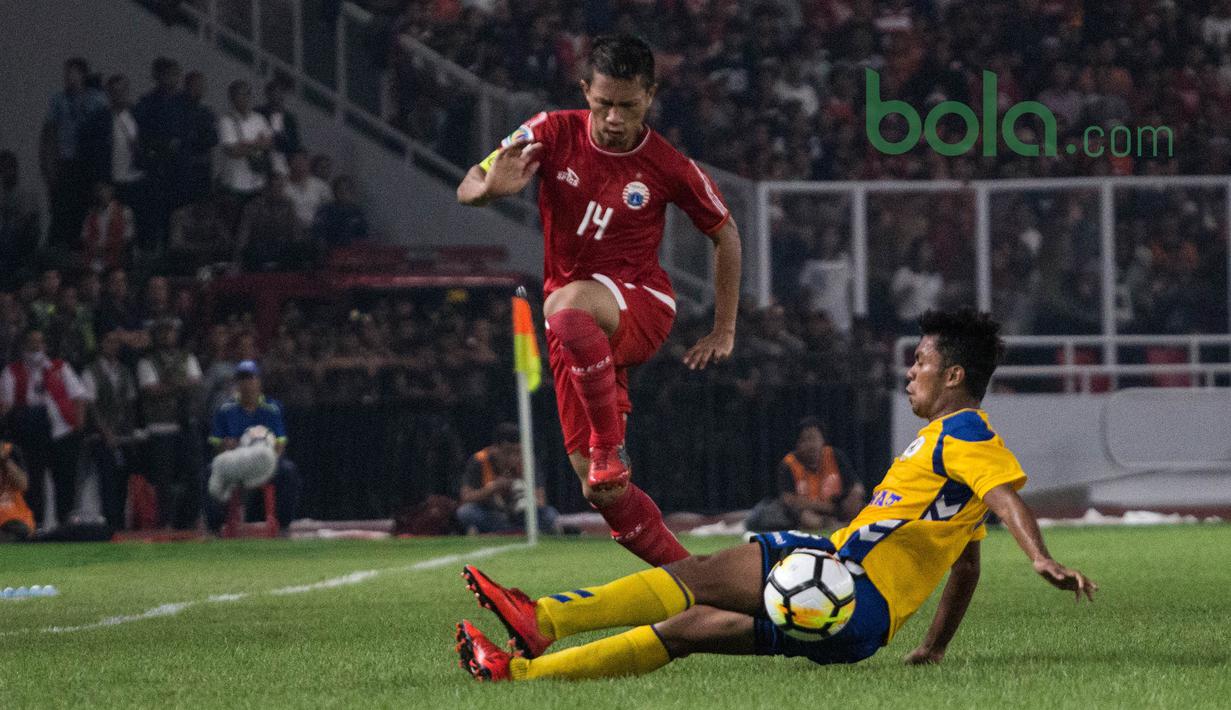 Pemain Persija Jakarta, Ismed Sofyan melewati lawan di Lapangan Utama Gelora Bung Karna, Jakarta, Rabu (28/2/2018). Persija Jakarta menang 4-1 atas Tampines Rovers pada AFC Cup grup H. (Bola.com/Asprilla Dwi Adha)