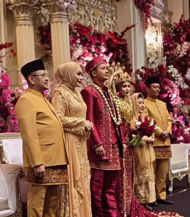 Mahfud MD ngunduh mantu, ini 10 potret resepsi Royhan Akbar dan Zahwa Nadhira pakai adat Betawi