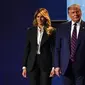 Presiden Donald Trump bersama ibu negara Melania Trump berdiri di atas panggung setelah debat presiden pertama dengan calon presiden dari Partai Demokrat, mantan Wakil Presiden Joe Biden Case Western University dan Cleveland Clinic, di Cleveland, Ohio, Selasa, 29 September 2020. (AP Photo/Julio Cort