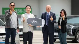 Hyundai yang terpilih sebagai kendaraan resmi Piala Dunia U-17 2023 menyerahkan sebanyak 148 mobil Huyndai dari berbagai jenis yang akan digunakan sebagai kendaraan operasional untuk mendukung kelancaran ajang dua tahunan sepak bola usia muda tingkat dunia. Acara penyerahan yang betajuk Official Car Handover Ceremony FIFA U-17 World Cup 2023 berlangsung di Jakarta International Stadium (JIS), Jakarta, Selasa (07/11/2023) dan dihadiri oleh Presiden Direktur Hyundai, Woojune Cha, COO Hyundai Motors Indonesia, Franciscus Soerjopranoto, Direktur Kompetisi Usia Muda FIFA, Roberto Grassi serta Wakil ketua umum PSSI, Ratu Tisha Destria. serta Wakil ketua umum PSSI, Ratu Tisha Destria. (Bola.com/Bagaskara Lazuardi)