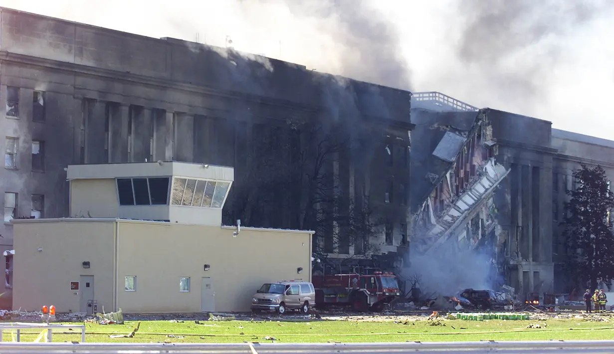 Asap mengepul dari Pentagon di Washington, DC, 11 September 2001, setelah sebuah pesawat menabraknya. Pada saat yang sama, dua pesawat penumpang menabrak menara kembar World Trade Center di New York City. (AFP/Luke Frazza)