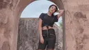Beginilah gaya simpel Anya Geraldine ketika liburan ke Jogjakarta kunjungi beberapa wisata di Jogja dengan pakaian casual. Kenakan kaos berwarna hitam dan celana panjang hitam sudah terlihat maksimal untuk nikmati suasana Jogja (Liputan6.com/IG/anyageraldine)