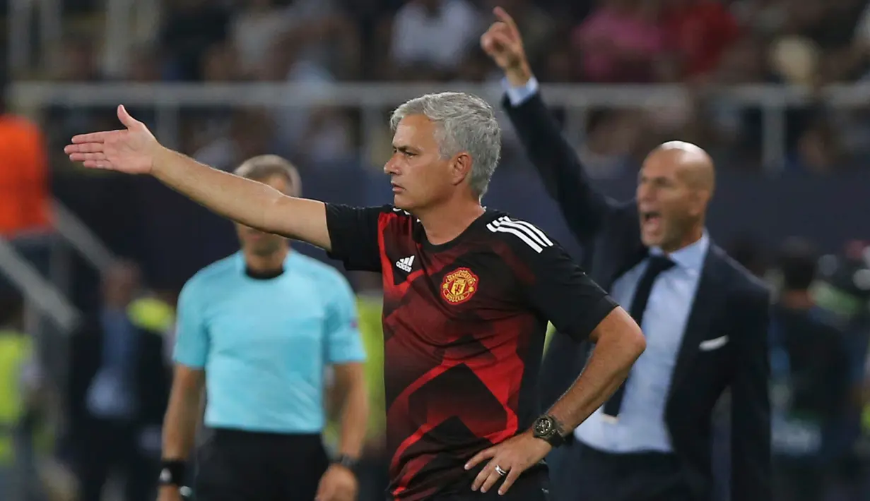 Pelatih Manchester United (MU), Jose Mourinho bereaksi melihat permainan anak didiknya saat melawan Real Madrid pada Piala Super Eropa di Philip II Arena, Skopje, Macedonia, Selasa (8/8). MU takluk 1-2 dari Real Madrid. (AP Photo/Boris Grdanoski)