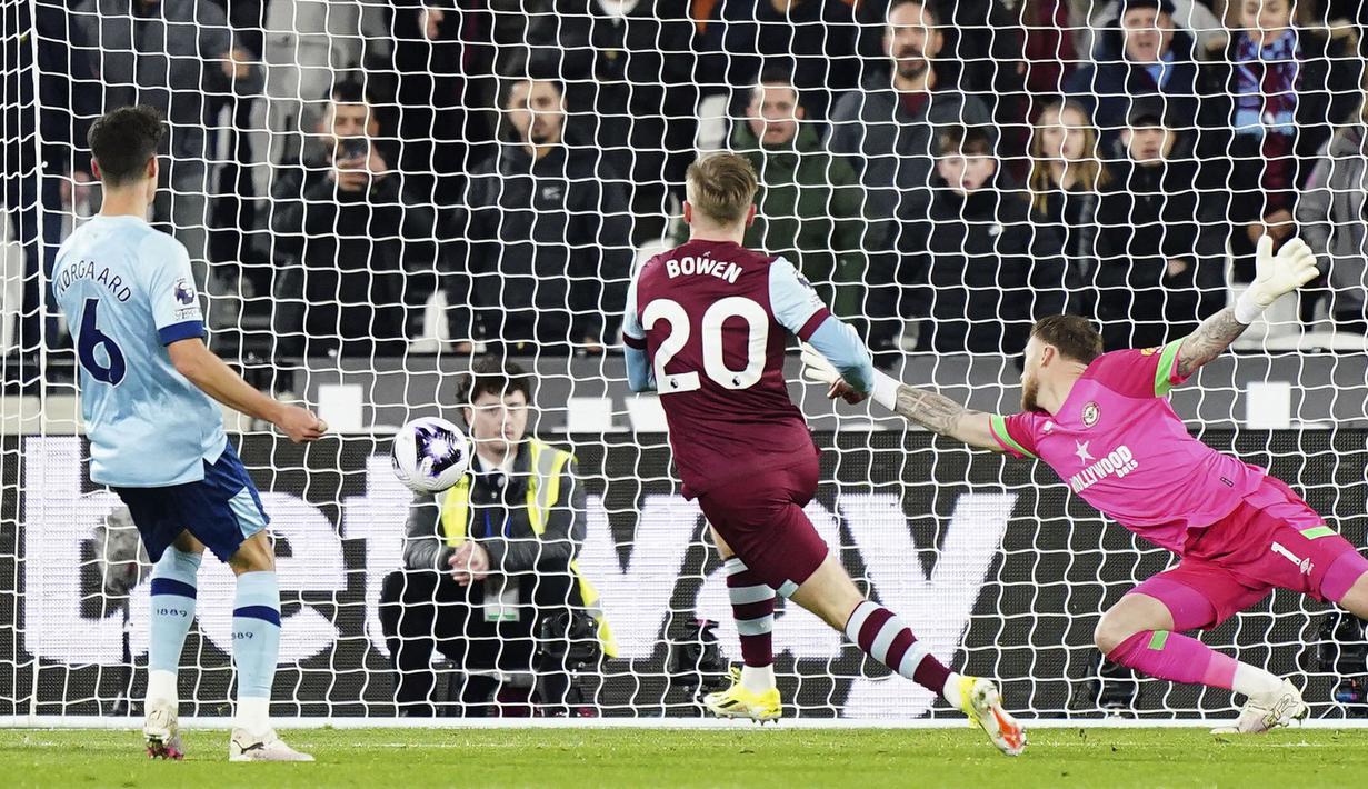 Pemain West Ham United, Jarrod Bowen (tengah) mencetak gol kedua timnya ke gawang Brentford pada laga lanjutan Liga Inggris 2023/2024 di London Stadium, London, Inggris,Selasa (27/02/2024) dini hari WIB. (AP Photo/PA/Zac Goodwin)