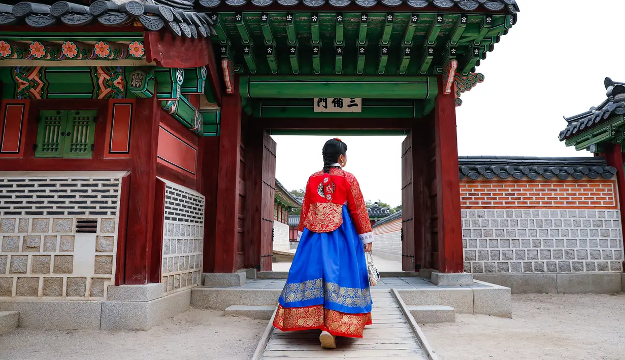 <p>Turis mengenakan gaun tradisional Hanbok saat berkunjung ke Istana Gyeongbokgung di Seoul, Korea Selatan, 2 November 2019. Seoul, ibu kota sekaligus kota terbesar di Korea Selatan, merupakan kota metropolitan yang dinamis dengan kombinasi antara budaya kuno dan modern. (Xinhua/Wang Jingqiang)</p>