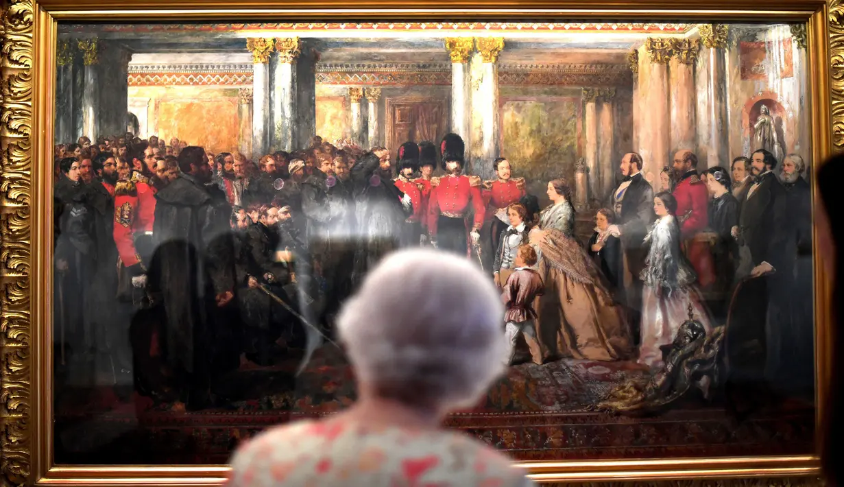 Ratu Inggris Elizabeth II melihat lukisan Ratu Victoria yang sedang memeriksa Penjaga Coldstream tahun 1855 karya John Gilbert sebagai bagian dari pameran di Istana Buckingham, London, Rabu (17/7/2019). Pameran tersebut menandai peringatan 200 tahun kelahiran Ratu Victoria. (AP Photo/Frank Augstein)