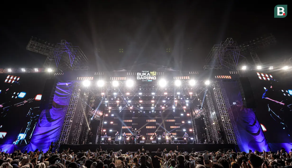 Suasana Kapanlagi Buka Bareng (KLBB) 2026 saat penampilan dari Tulus yang berlangsung di Stadion Madya, Senayan, Jakarta, Minggu (01/03/2026). (Bola.com/Bagaskara Lazuardi)