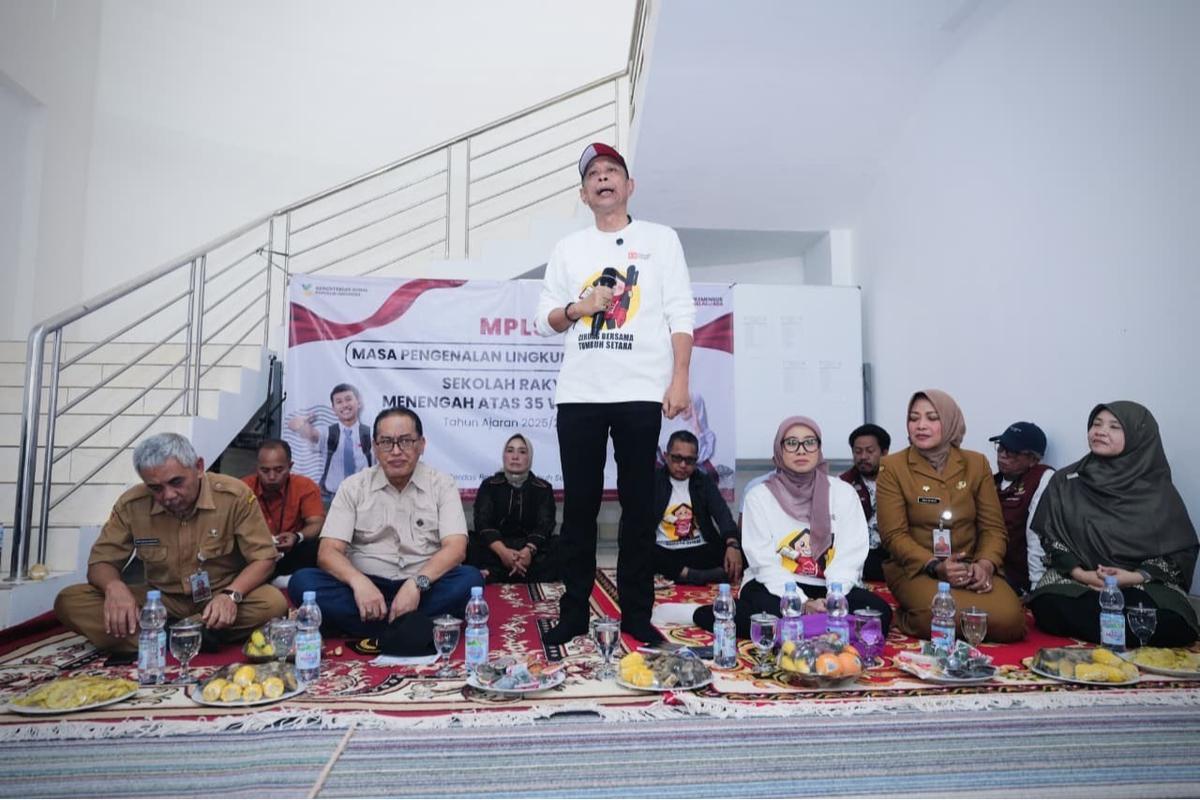 Wakil Menteri Sosial Agus Jabo Priyono saat berkunjung ke Sekolah Rakyat Menengah Atas (SRMA) 35 Wonosobo, Jawa Tengah