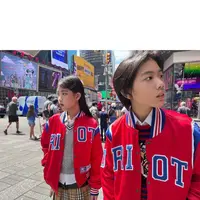 Selain juara olimpiade sains dan matematika, duo kakak-adik Mischka-Devon juga punya selera fashion yang juara, ini tampilan baru mereka pakai jaket buatan Indonesia di ibu kota fashion New York (Foto: Instagram @mischkadevon)