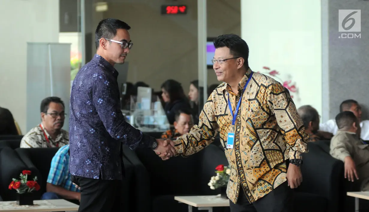 Tersangka kasus dugaan penerimaan gratifikasi sejumlah proyek di Provinsi Jambi, Zumi Zola memenuhi panggilan penyidik KPK, Jakarta, Senin (9/4). Zumi Zola memilih tak banyak bicara mengenai pemeriksaannya hari ini. (Merdeka.com/Dwi Narwoko)