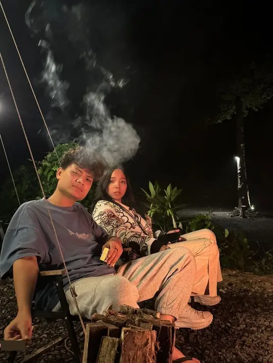 Ternyata keduanya tak sendiri, ada teman yang ikut memeriahkan keseruan Okin dan Regina bermalam di hutan. (Liputan6.com/IG/@reginaaphx)