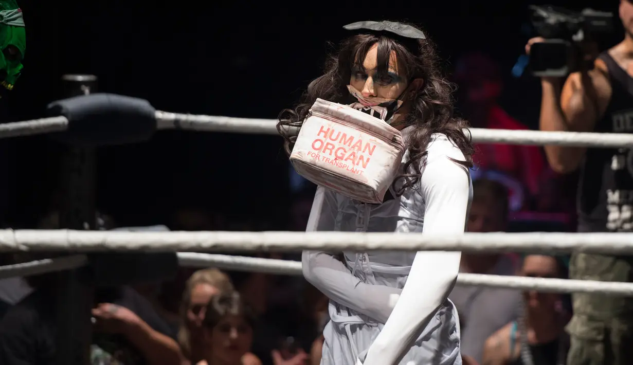 Seorang pegulat wanita, Nurse Ratchet memasuki ring sebelum bertanding di gulat Hoodslam di Oakland, California (7/7). (AFP Photo/Josh Edelson)