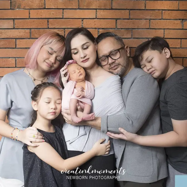 Potret Newborn Keluarga Mona Ratuliu, hangat dan sederhana