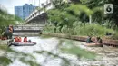 Petugas gabungan mengevakuasi korban dengan perahu karet saat simulasi penanganan banjir di Kalimalang, Cipinang Melayu, Rabu (17/11/2021). Simulasi digelar dalam rangka kesiapsiagaan petugas dalam penanganan korban banjir, terutama evakuasi warga yang terpapar Covid-19 (merdeka.com/Iqbal S Nugroho)