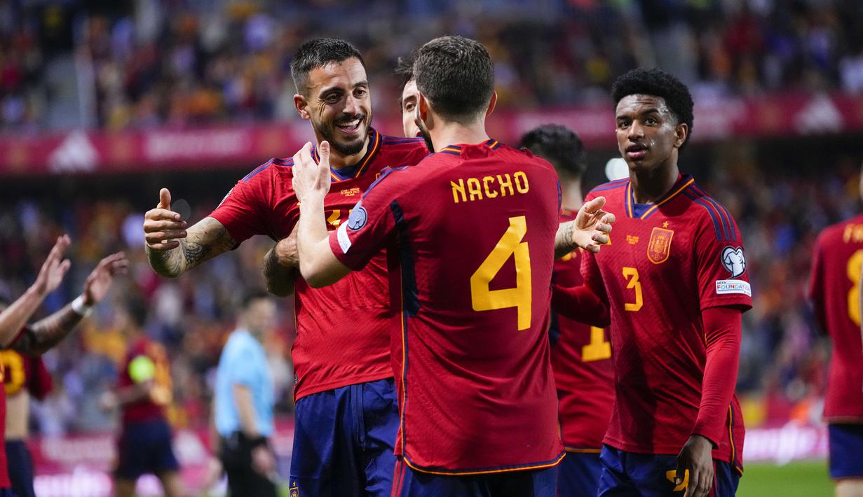 Selebrasi striker Timnas Spanyol, Joselu (kiri) setelah menjebol gawang Norwegia pada laga Grup A kualifikasi Euro 2024 di La Rosaleda Stadium, Malaga, Spanyol (25/3/2023). Joselu menjadi pemain teranyar yang mampu nmencetak gol dalam laga debutnya bersama Timnas Spanyol. Ia langsung menyumbang dua gol saat Timnas Spanyol menang 3-0 atas Norwegia dalam laga kualifikasi Euro 2024 (25/3/2023). (AP Photo/Manu Fernandez)