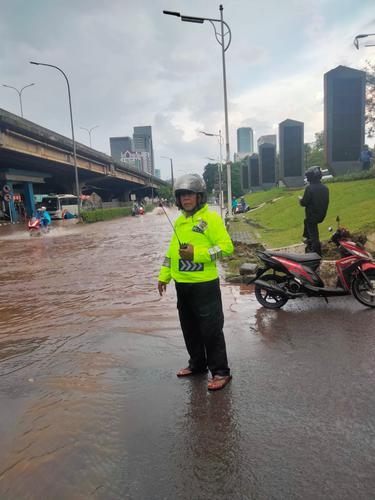 Banjir setinggi 60cm merendam Jalan TB Simatupang pada pukul 16.20 WIB.