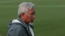 Pelatih Timnas Wanita Indonesia, Satia Bagdja saat memimpin timnya melawan Legenda Indonesia pada laga uji coba di Lapangan ABC Senayan, Jakarta, Kamis (5/4/2018). Timnas Wanita Indonesia menang 3-2. (Bola.com/Nick Hanoatubun)
