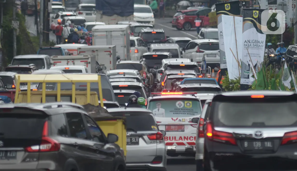 Suasana arus lalu lintas Jalan Raya Puncak, Bogor, Jawa Barat, Kamis (29/12/2022). Penambahan personel di titik-titik rawan pun dilakukan melibatkan personel gabungan dengan mendirikan pos-pos pelayanan (posyan) dan pos pengamanan (pospam). (merdeka.com/Imam Buhori)
