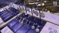 Berbagai koleksi perhiasan dipamerkan saat grand opening gerai Adelle Jewellery di Jakarta, Jumat (16/8/2019). Adelle Jewellery menjadi pilihan perempuan modern dalam berpenampilan sekaligus berinvestasi. (Liputan6.com/Faizal Fanani)