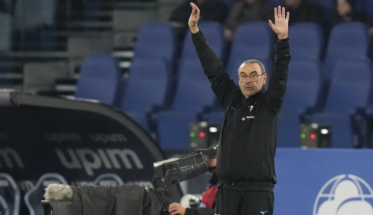Pelatih Lazio, Maurizio Sarri memberi instruksi kepada pemainnya saat menghadapi Juventus pada laga pekan ke-29 Liga Italia 2022/2023 di Olimpico Stadium, Roma, Minggu (9/4/2023) dini hari WIB. (AP Photo/Alessandra Tarantino)