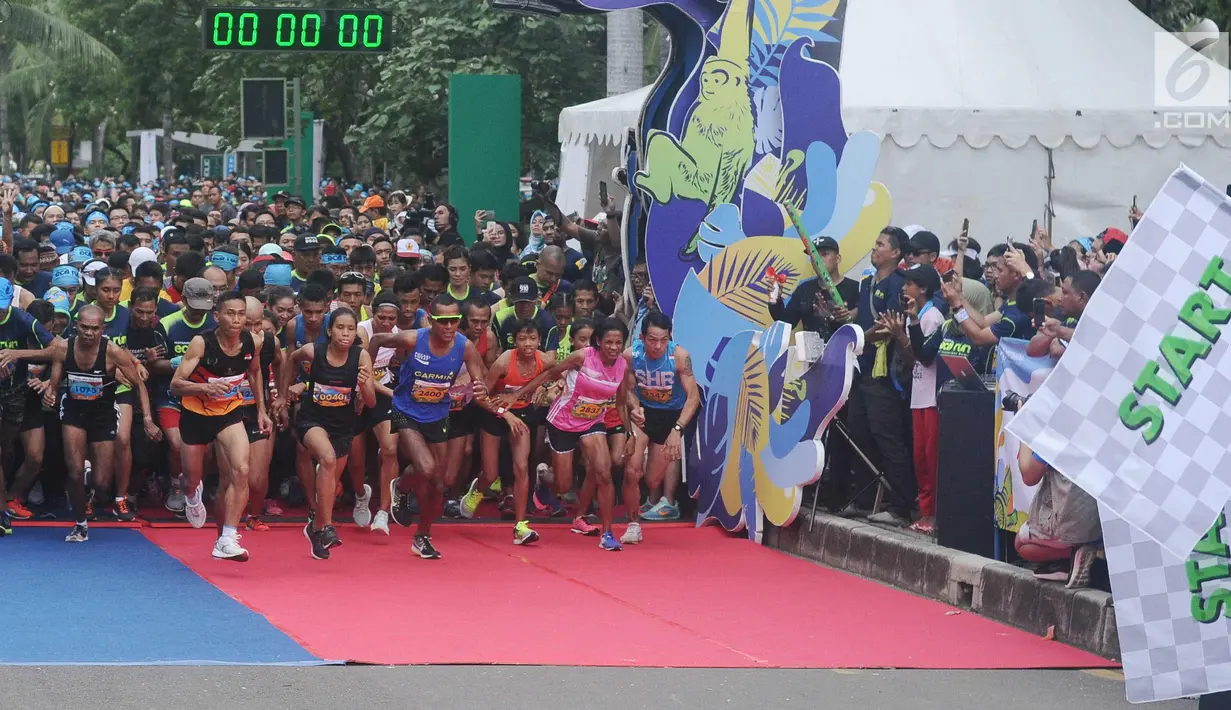 Pelari nasional, Agus Prayogo(tengah) saat melakukan start di ajang Pertamina Eco Run 2017 kategori 10K umum pria di Pantai Karnaval Ancol, Jakarta, Sabtu (16/12). Agus menjadi yang tercepat di kategori tersebut. (Liputan6.com/Helmi Fithriansyah)