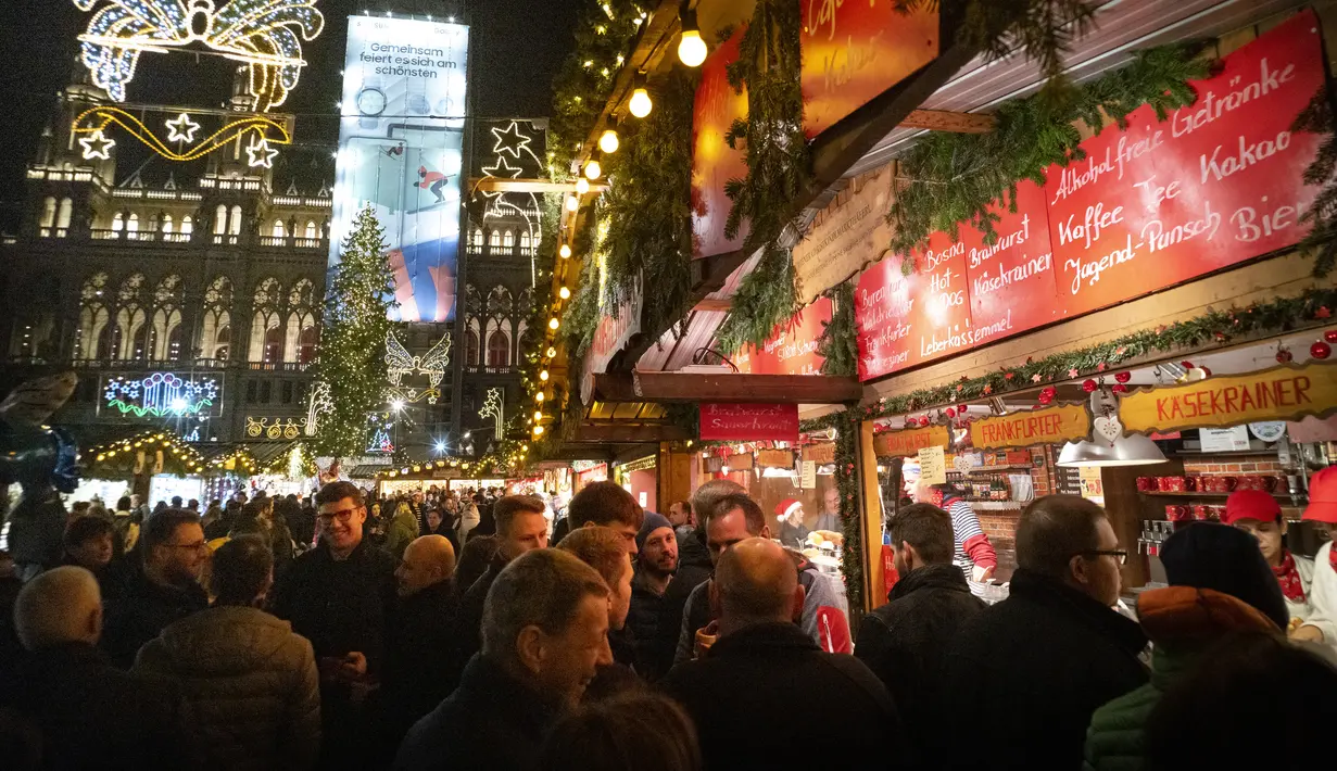 Pengunjung menjelajahi pasar Natal di depan balai kota Wina di Wina, Austria (19/11/2019). Ratusan stand menjajakan makanan ornamen natal dan produk-produk buatan lokal Austria di pasar Natal ini. (AFP Photo/Joe Klamar)