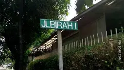 Jalan ini terletak di Kebayoran Baru, Jakarta Selatan, loh. (Source: 1cak.com)