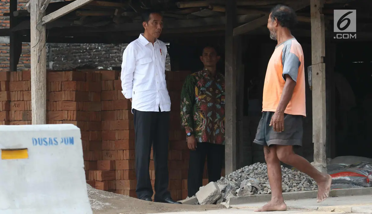 Presiden Joko Widodo memantau persiapan simulasi kirab kereta pembawa mempelai pengantin Kahiyang-Bobby di Solo, Senin (6/11). Pernikahan putri Presiden Joko Widodo tersebut akan berlangsung pada Rabu (8/11) esok. (Liputan6.com/Angga Yuniar)