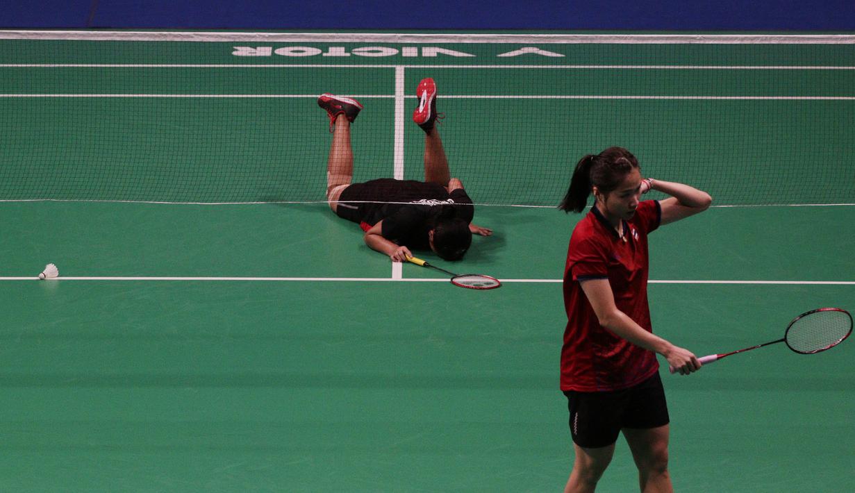 Pebulutangkis Indonesia, Gregoria Mariska, terjatuh saat melawan Ratchanok Intanon pada final beregu putri SEA Games 2019 di Muntinlupa Sports Complex, Manila, Selasa (3/12). Kalah 1-3, Indonesia hanya meraih perak. (Bola.com/M Iqbal Ichsan)