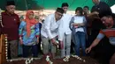 Farhan dan keluarga pun menebar bunga di atas makam Muhammad Ridzky Khalid.  Kiki positif mengidap leukimia stadium 4 dan mengalami koma selama delapan hari saat pembuluh darah di paru-parunya pecah. (Deki Prayoga/Bintang.com)